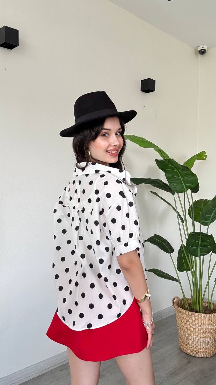 Chemise Blanche à Pois Noirs et Manches Bouffantes