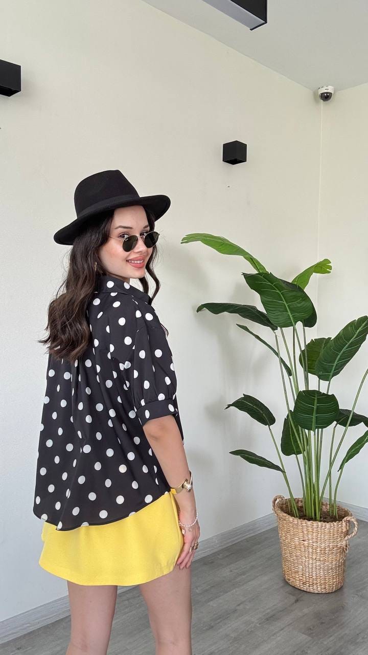 Chemise Blanche à Pois Noirs et Manches Bouffantes