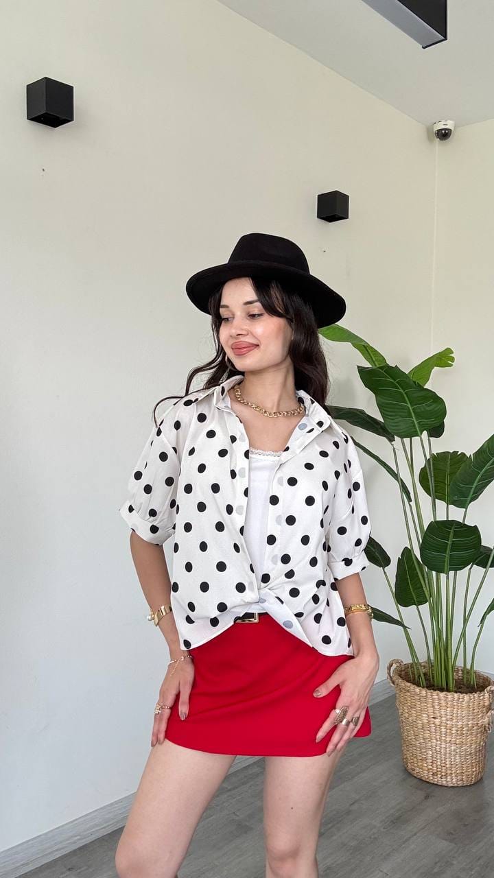Chemise Blanche à Pois Noirs et Manches Bouffantes
