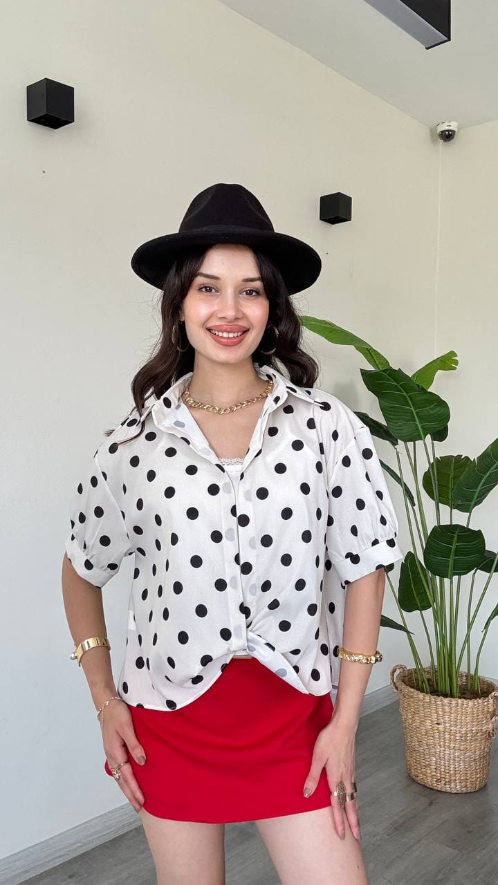 Chemise Blanche à Pois Noirs et Manches Bouffantes