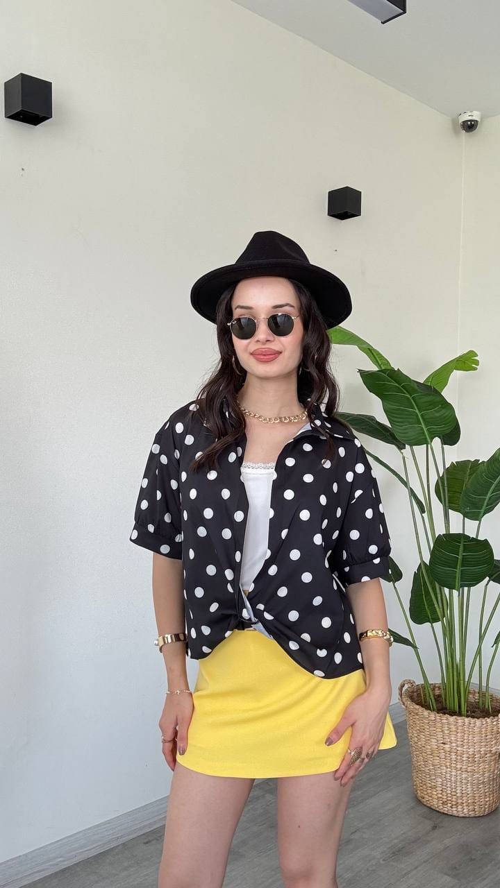 Chemise Blanche à Pois Noirs et Manches Bouffantes