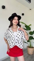 Chemise Blanche à Pois Noirs et Manches Bouffantes