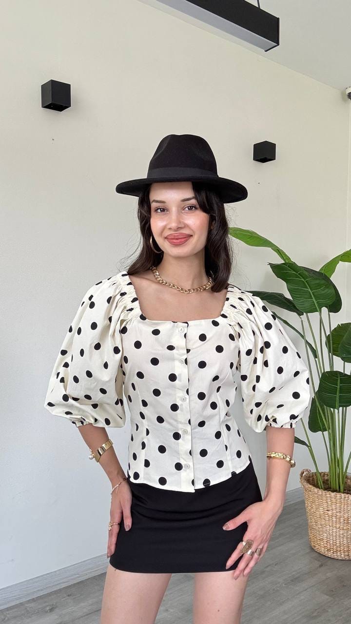 Blouse Ajustée à Pois Noirs, Col Carré et Manches Bouffantes
