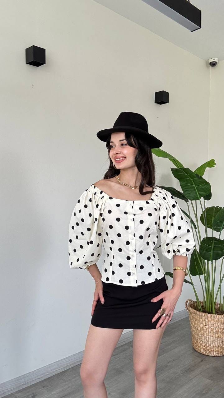 Blouse Ajustée à Pois Noirs, Col Carré et Manches Bouffantes