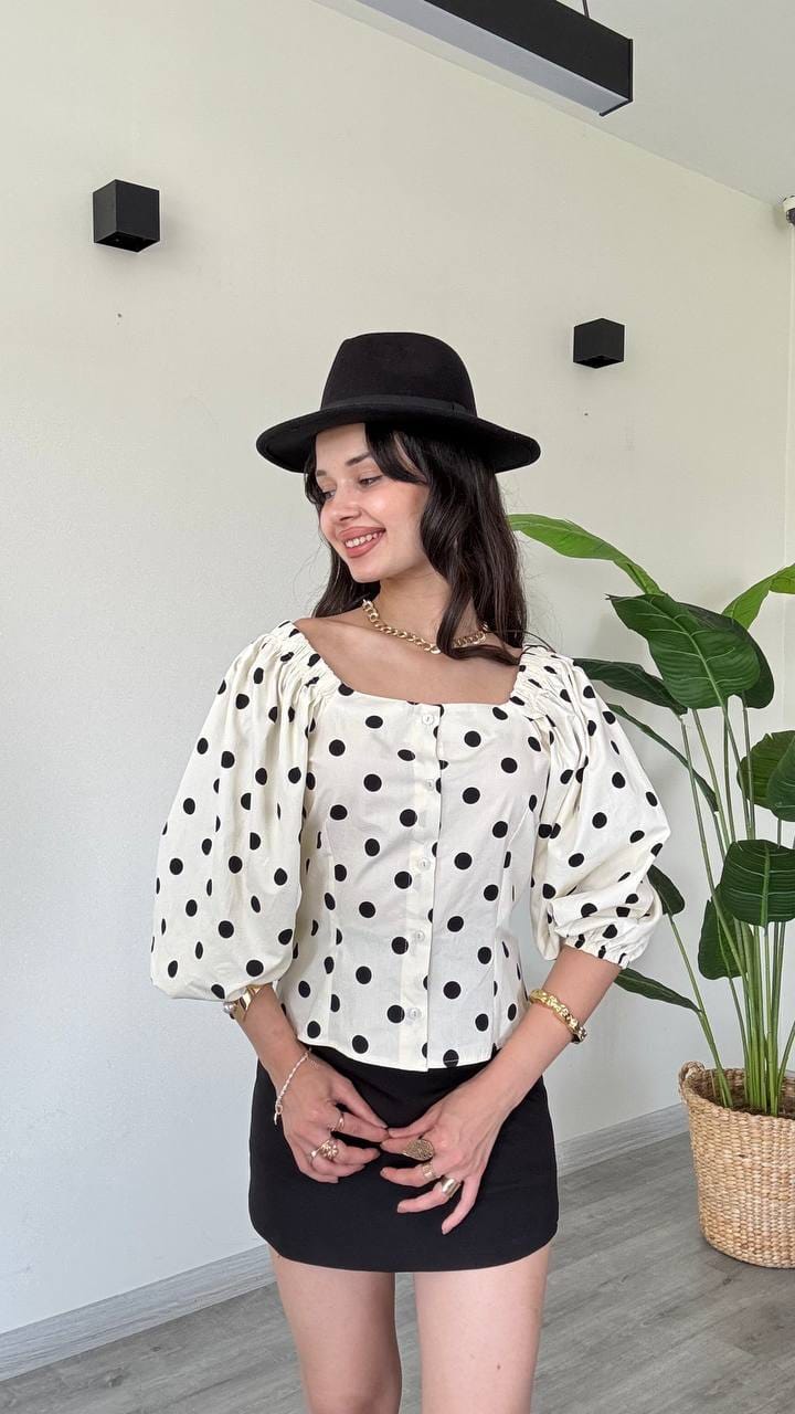 Blouse Ajustée à Pois Noirs, Col Carré et Manches Bouffantes
