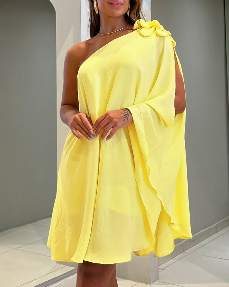 Robe de Cocktail Asymétrique à Plissés et Manche Cape Dramatique - Disponible en 5 Coloris