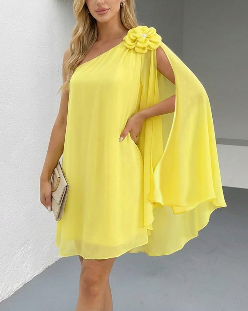 Robe de Cocktail Asymétrique à Plissés et Manche Cape Dramatique - Disponible en 5 Coloris