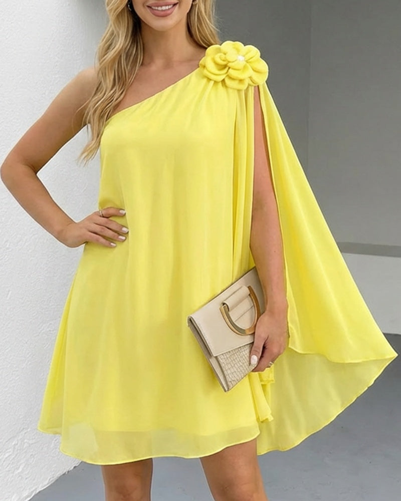 Robe de Cocktail Asymétrique à Plissés et Manche Cape Dramatique - Disponible en 5 Coloris